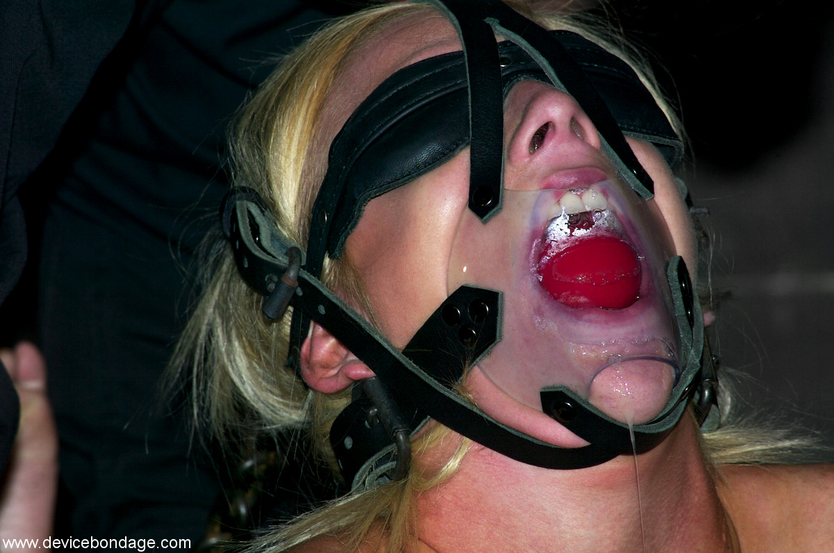 Blonde babe with a slender body Kelly Wells gets her titties abused ポルノ写真 #422610048 | Device Bondage Pics, Kelly Wells, Blindfold, モバイルポルノ