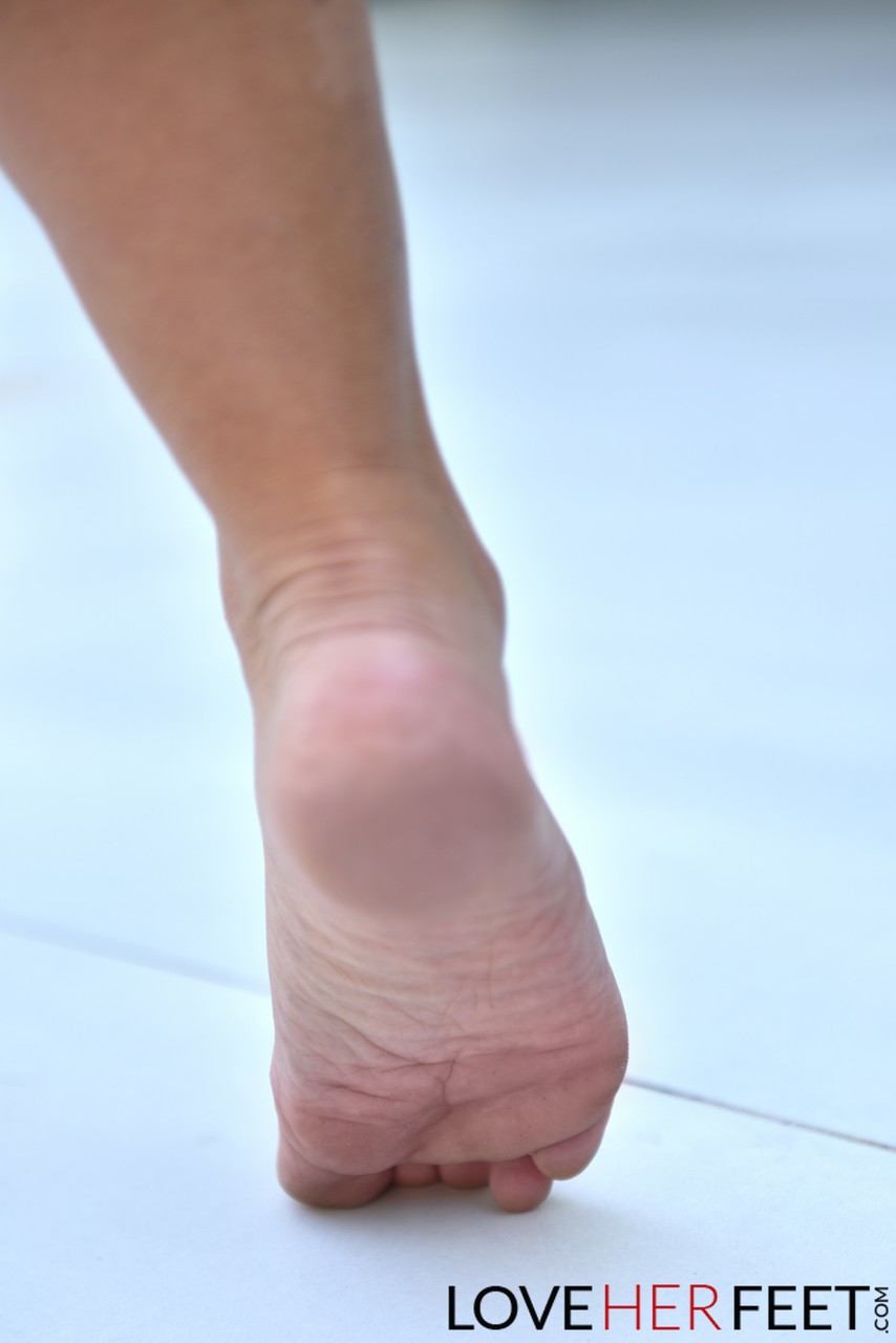 Latina beauty Kayla Kayden gets her toes sucked and her feet fucked & jizzed zdjęcie porno #424076964