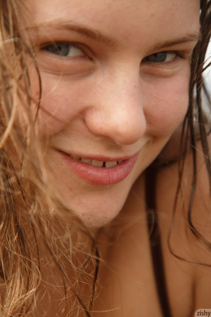 Amateur teen Tatiana Penskaya covers her perfect boobs with sand on the beach 色情照片 #422690334