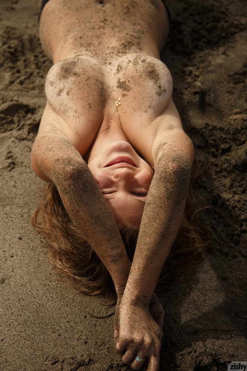 Amateur teen Tatiana Penskaya covers her perfect boobs with sand on the beach Porno-Foto #422690350