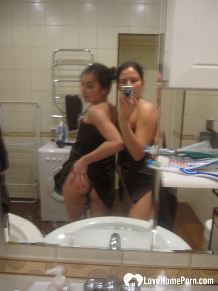 Hot amateur lesbians strip and make out while taking selfies in the bathroom 色情照片 #424818107