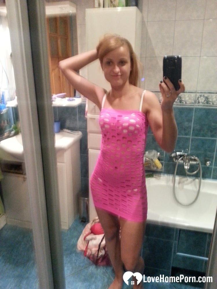 Skinny redheaded amateur hikes up her pink dress & takes selfies in the mirror 色情照片 #425961044