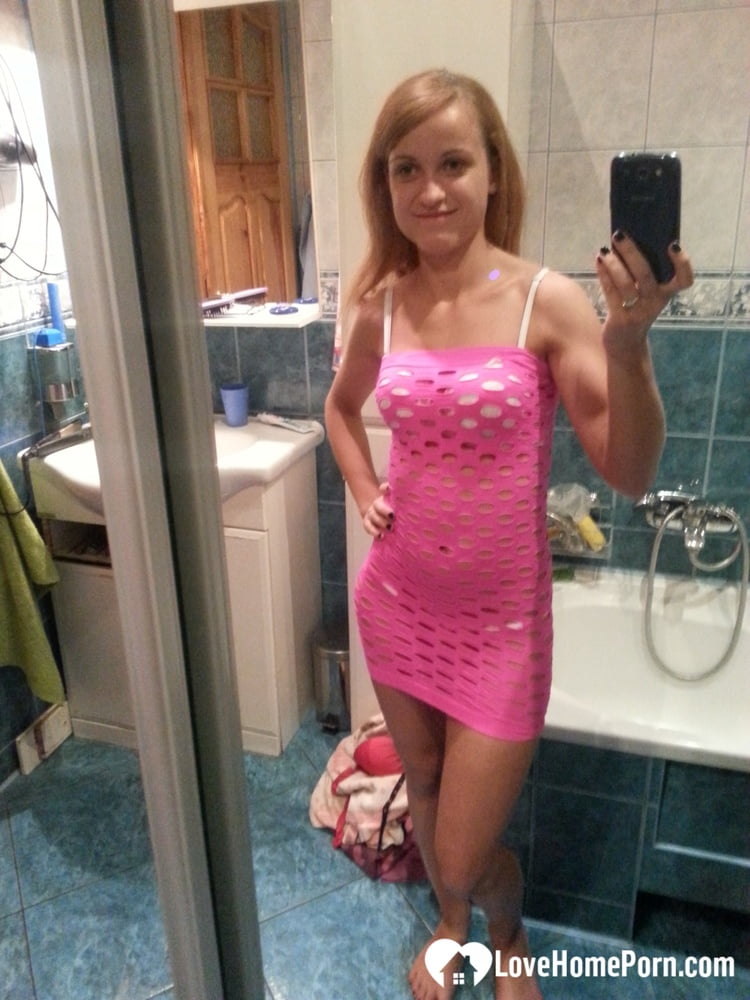 Skinny redheaded amateur hikes up her pink dress & takes selfies in the mirror foto pornográfica #425961056