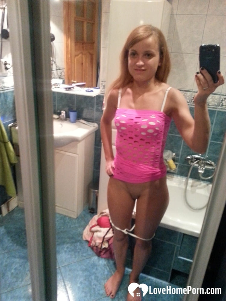 Skinny redheaded amateur hikes up her pink dress & takes selfies in the mirror foto porno #425961066