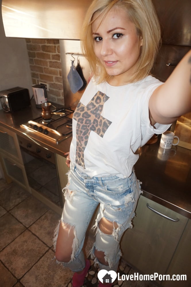 Naughty blonde amateur shows her lovely tits & takes selfies around the house foto pornográfica #423901266 | Love Home Porn Pics, Homemade, pornografia móvel