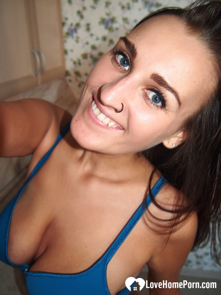 All-natural brunette squeezing her big tits and taking hot naked selfies foto porno #423922354