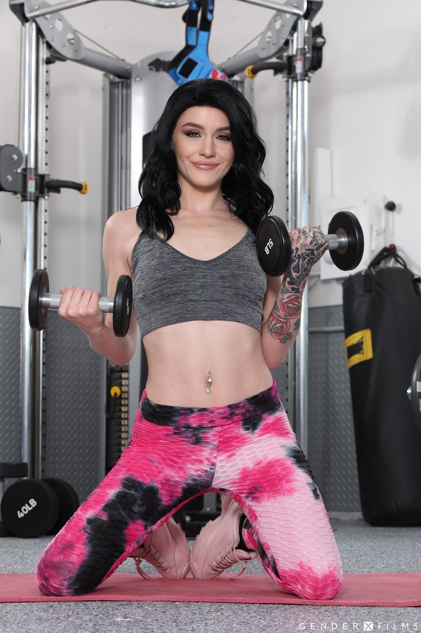 Hot Shemale Erica Cherry Sexy Rosalyn Sphinx Share A Toy Fuck At The Gym