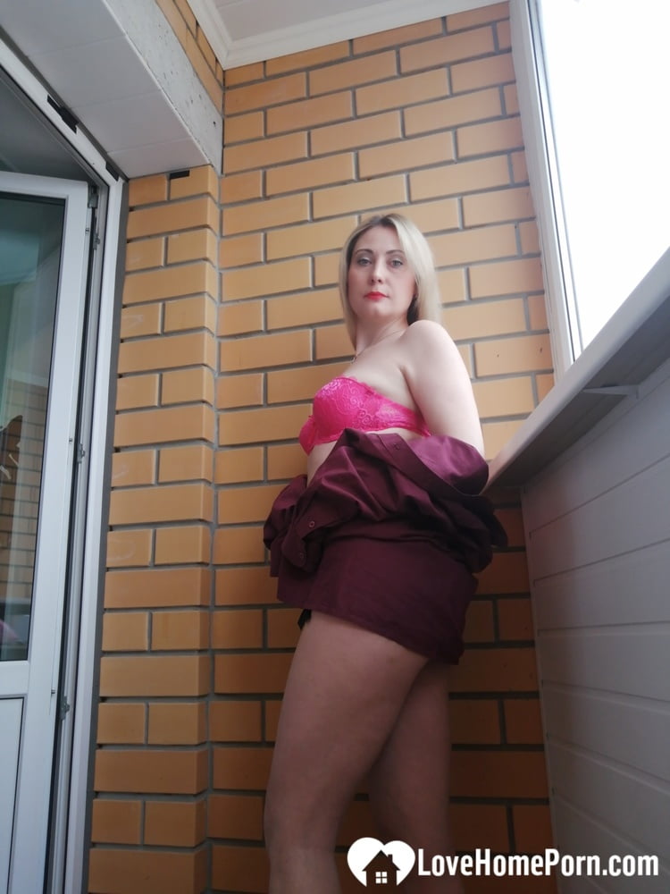 Naughty mom unveils her sexy body and teases in an amateur striptease