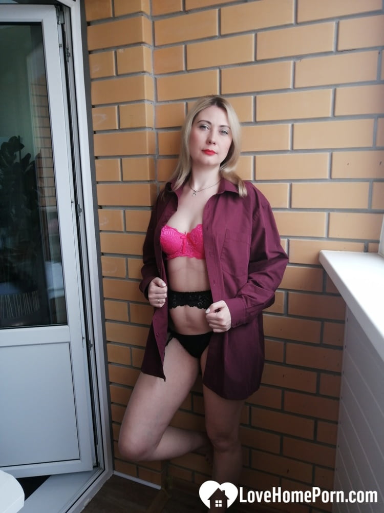 Naughty mom exposes her sexy figure and indulge in an amateur striptease.