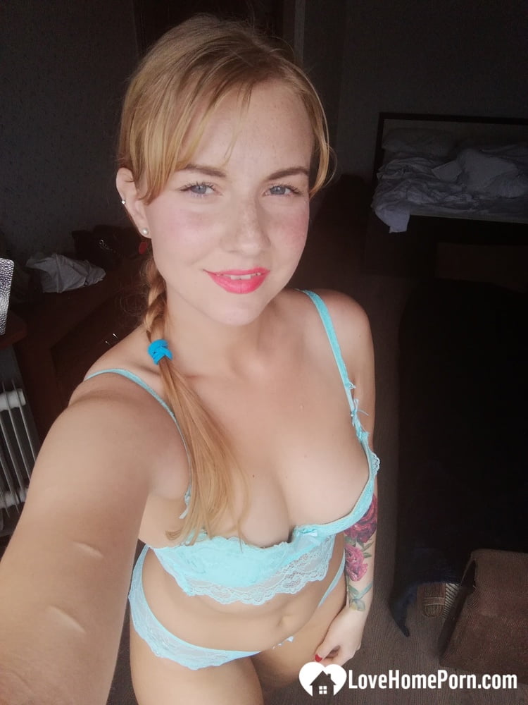Beautiful amateur doll takes selfies while posing in her turquoise lingerie foto pornográfica #426849646