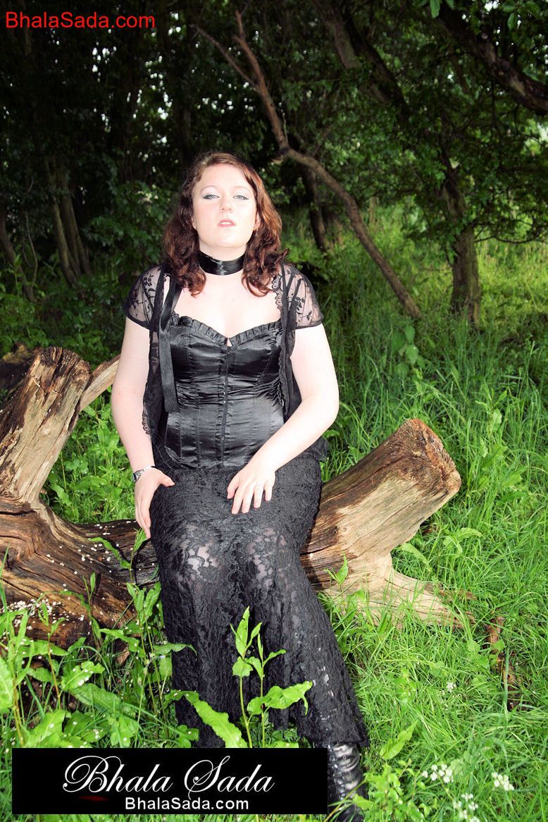 Chubby brunette MILF posing in an attractive satin and lace outfit in nature ポルノ写真 #424839719