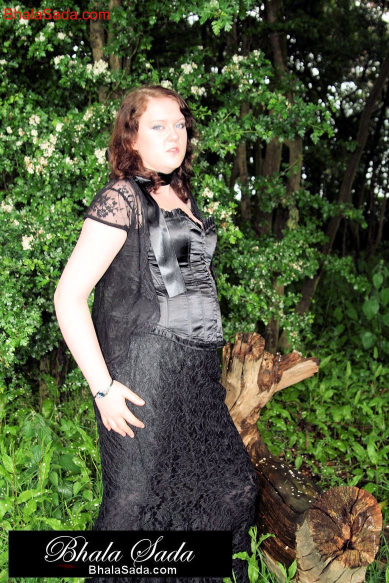 Chubby brunette MILF posing in an attractive satin and lace outfit in nature 色情照片 #424839722
