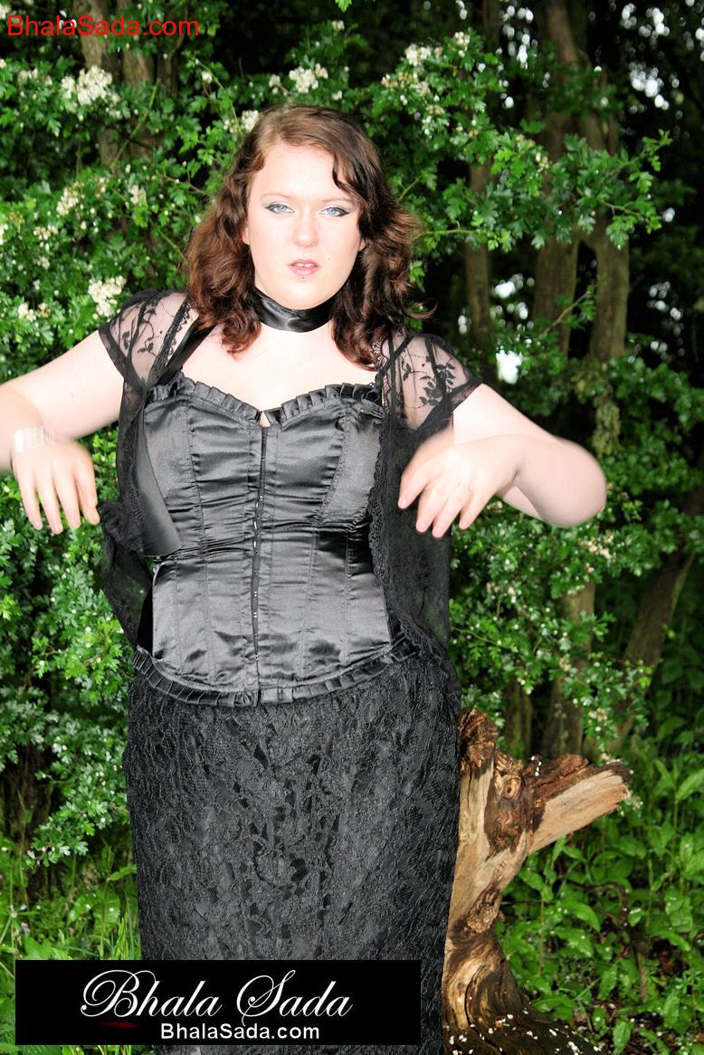 Chubby brunette MILF posing in an attractive satin and lace outfit in nature ポルノ写真 #424839724