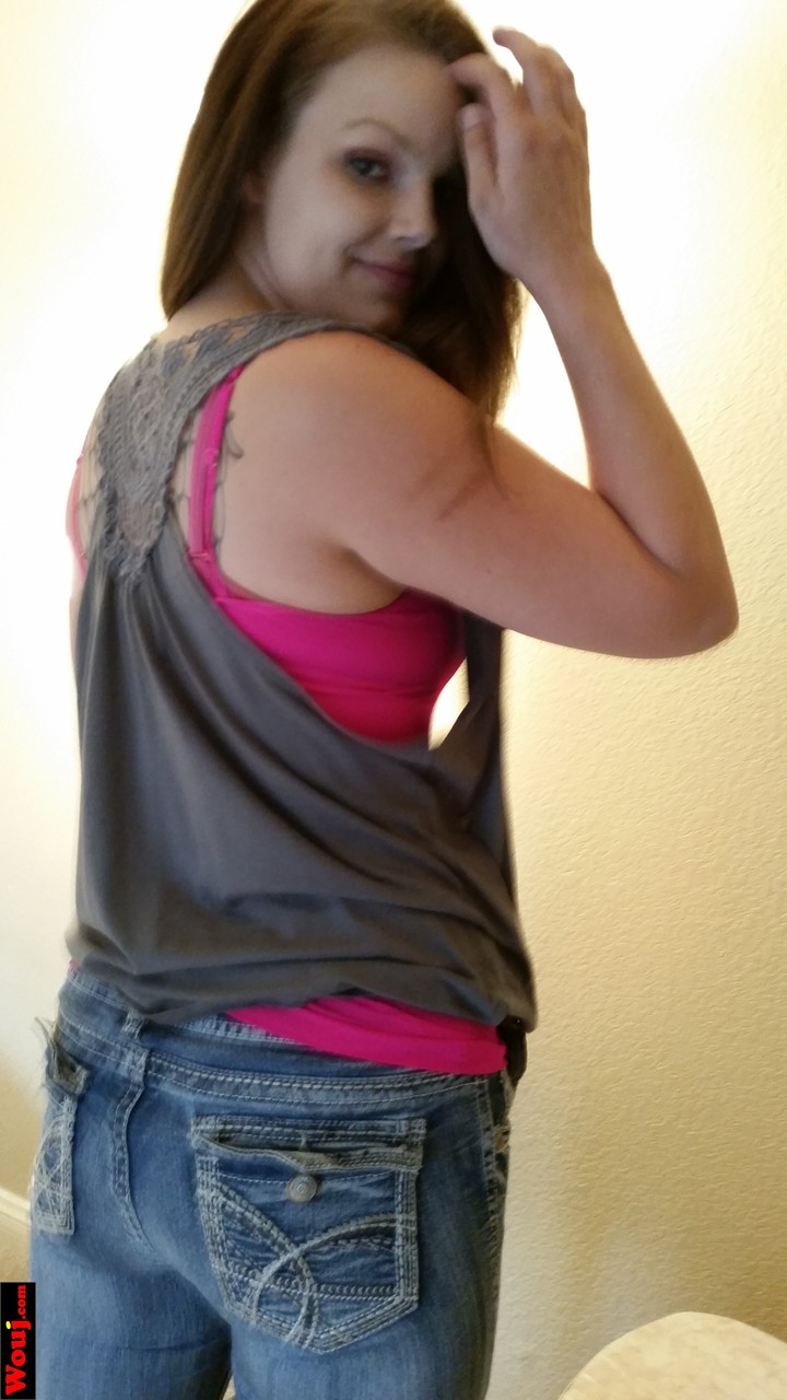 Adorable Amateur Babe Posing In Her Hot Pink Shirt And Tight Jeans