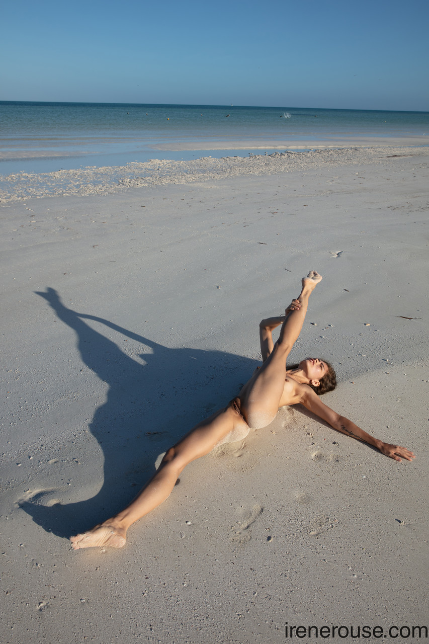 Flexible Colombian teen Irene Rouseposing butt naked on a sandy beach 色情照片 #427549983