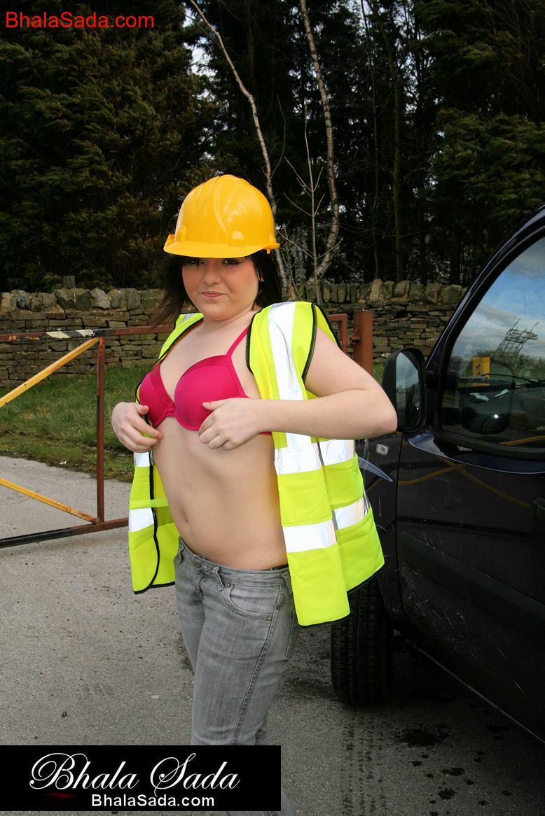 Brunette construction worker Bhala Sada teases in a reflector vest & jeans porno foto #427953003