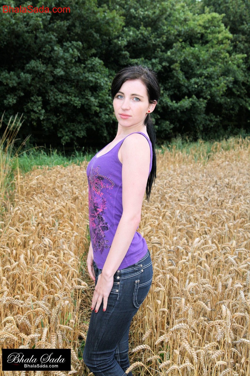 Pretty brunette babe poses and strips off her shirt in a wheat field 포르노 사진 #428759938