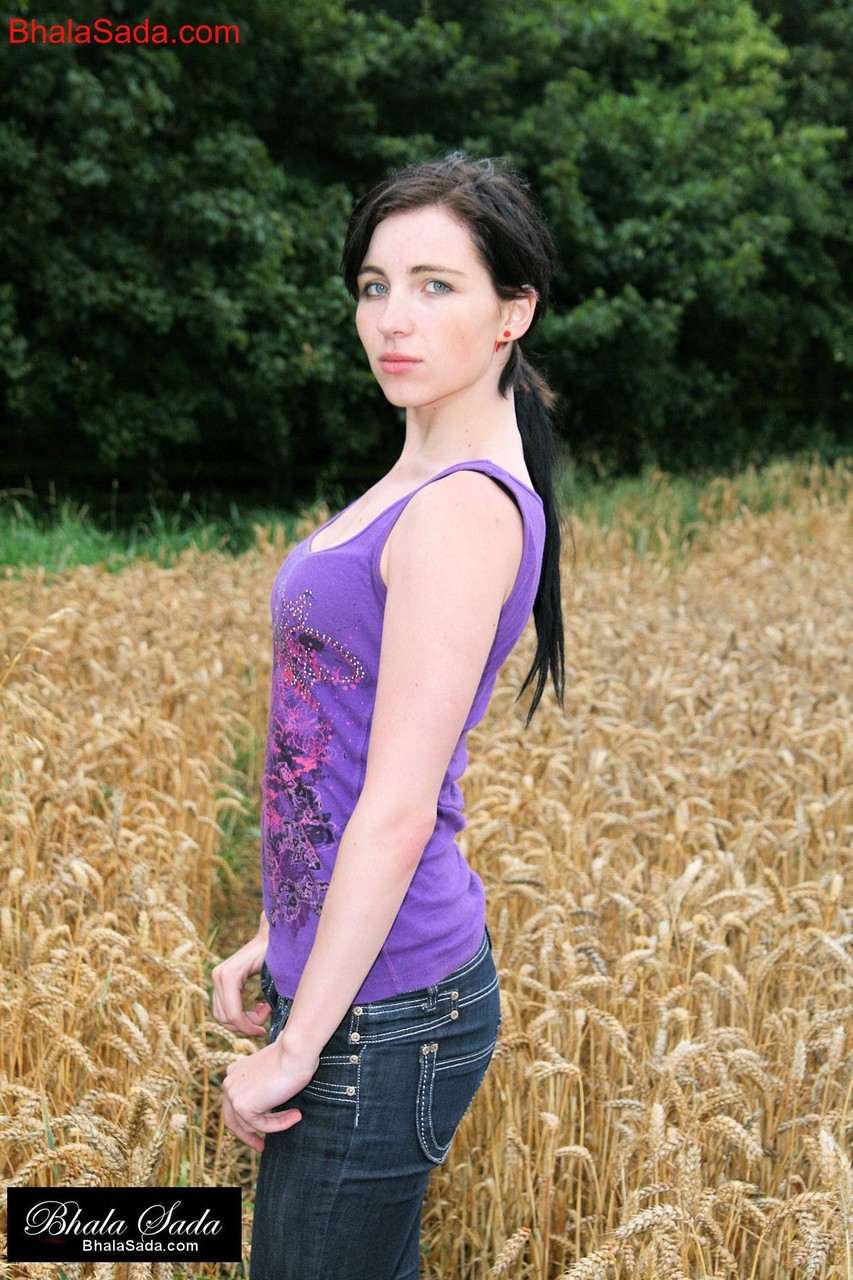 Pretty brunette babe poses and strips off her shirt in a wheat field 色情照片 #428759997 | Bhala Sada Pics, Bhala Sada, Jeans, 手机色情