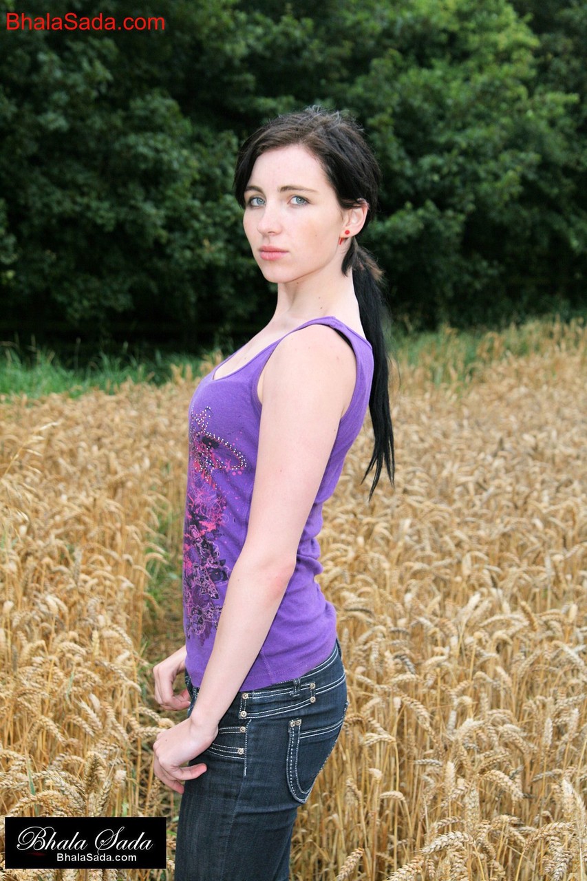 Pretty brunette babe poses and strips off her shirt in a wheat field 色情照片 #428760002 | Bhala Sada Pics, Bhala Sada, Jeans, 手机色情