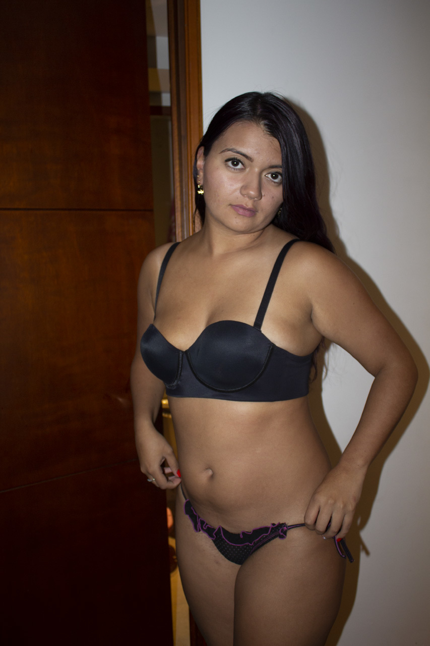 Latina amateur Sofia Gomez cums hard during her solo masturbation session Porno-Foto #424626004