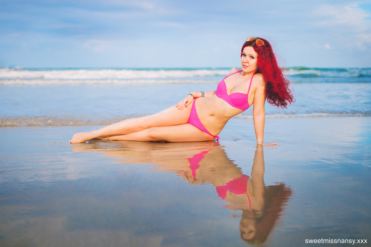 Redheaded stunner Yummy Aliceposing in her pink bikini on a sandy beach porno fotoğrafı #428556003