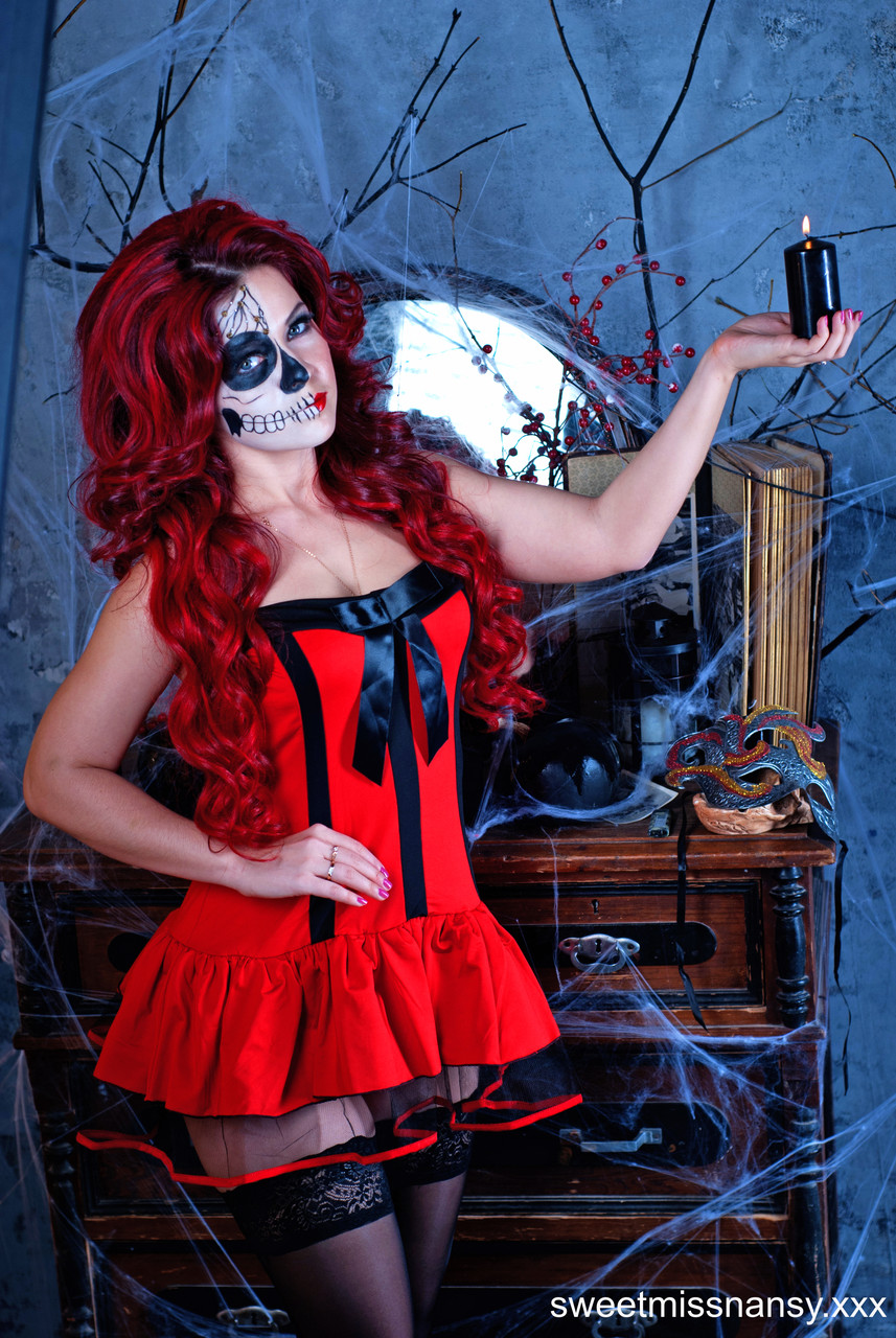 Redheaded amateur Yummy Alice flaunts her hot curves on Halloween night foto porno #423193860