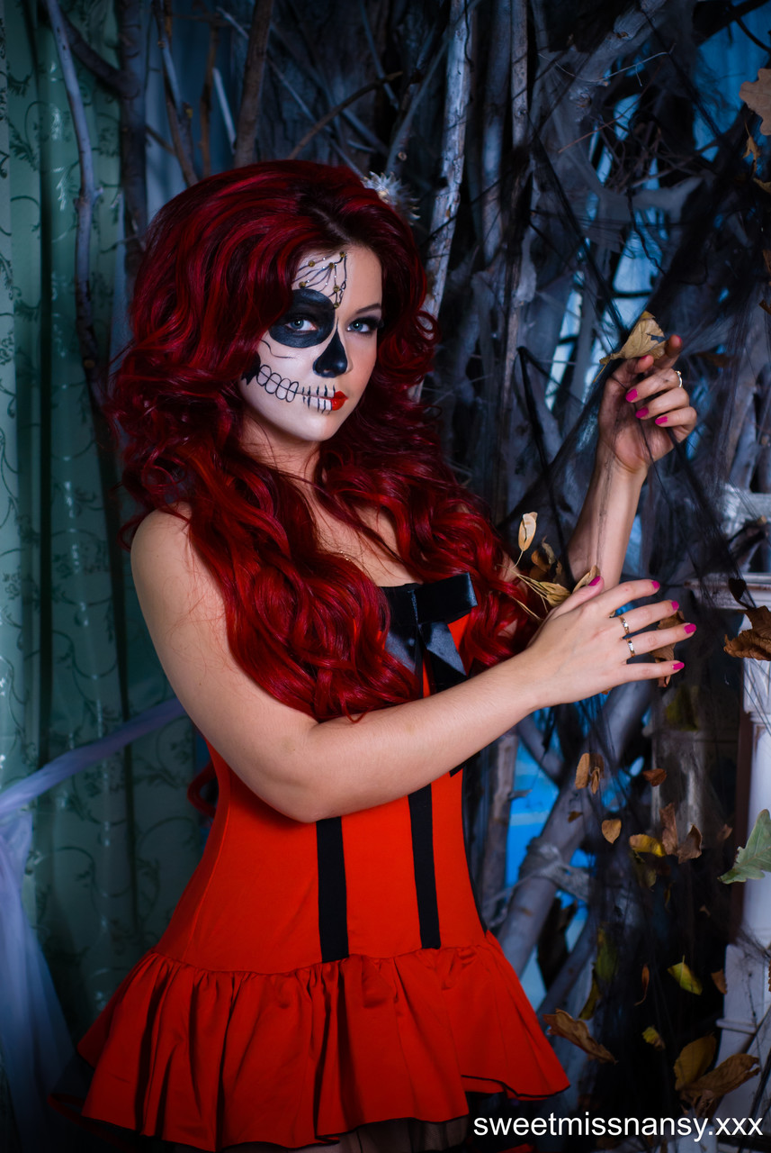Redheaded amateur Yummy Alice flaunts her hot curves on Halloween night порно фото #423193903
