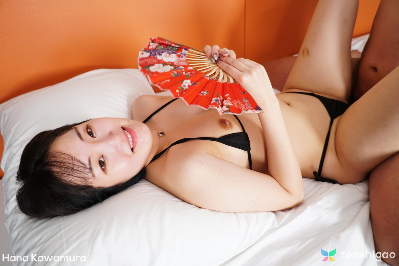 Japanese Babe Hana Kawamura Has Her Lickable Shaved Pussy Eaten Before Sex