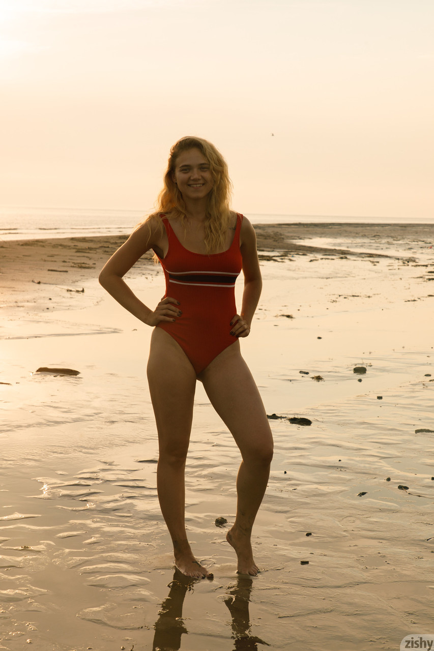 https://www.pornpics.com/galleries/hottie-in-a-sexy-swimsuit-sofia-orlova-getting-dirty-on-the-beach-29821834/