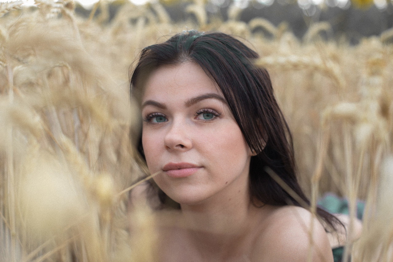 Breathtaking amateur babe Lyalya massages her big tits in a wheat field foto porno #422453503