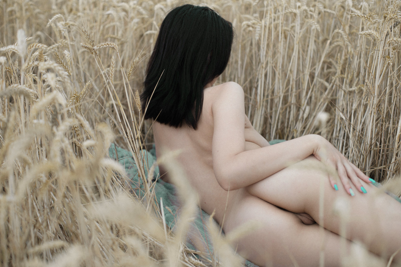 Breathtaking amateur babe Lyalya massages her big tits in a wheat field foto porno #422453512