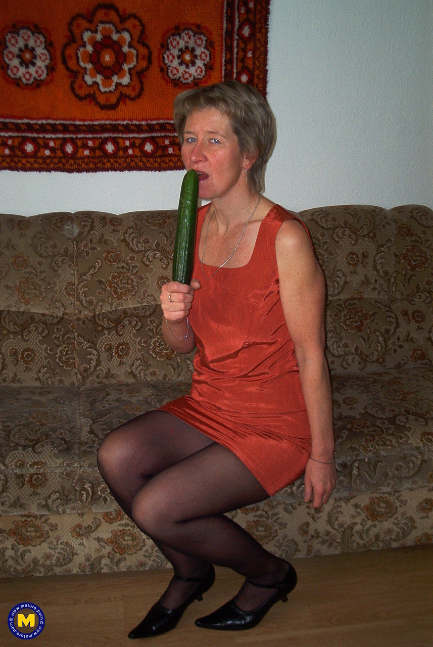 Housewife Christina toying her horny pussy with a cucumber & pissing in a bowl foto porno #427831273