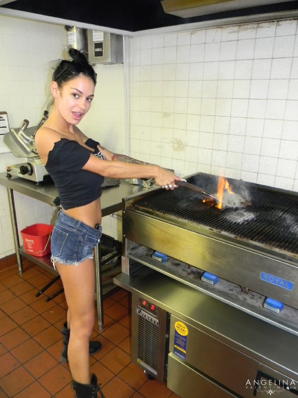 Latina slut in tiny jean shorts Angelina Valentine teasing in public foto pornográfica #425367351