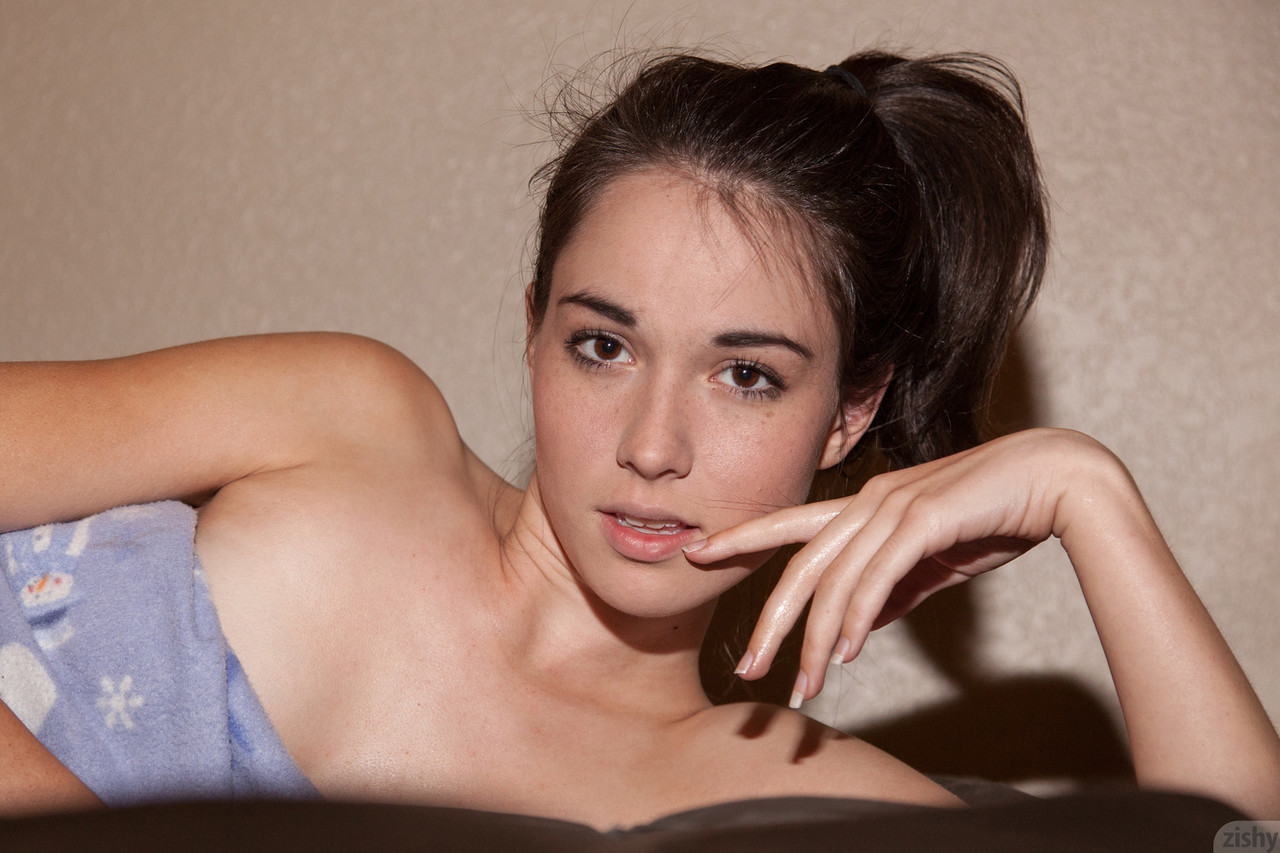 Teen girlfriend Emily Grey shows off her tiny tits & perfect ass 色情照片 #423846632 | Zishy Pics, Emily Grey, Girlfriend, 手机色情