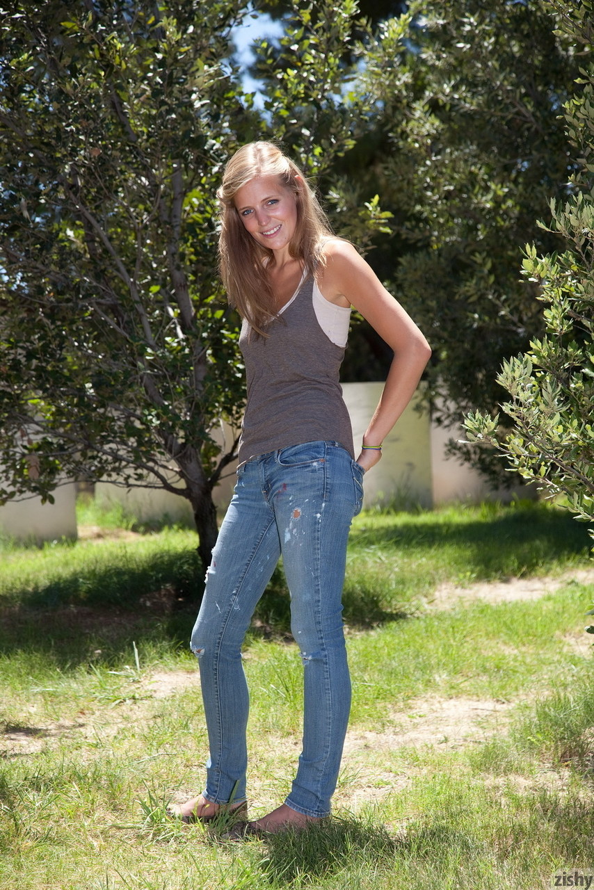 Amateur teen Jane Franklinposing in her white shirt and tight jeans outdoors Porno-Foto #424939765