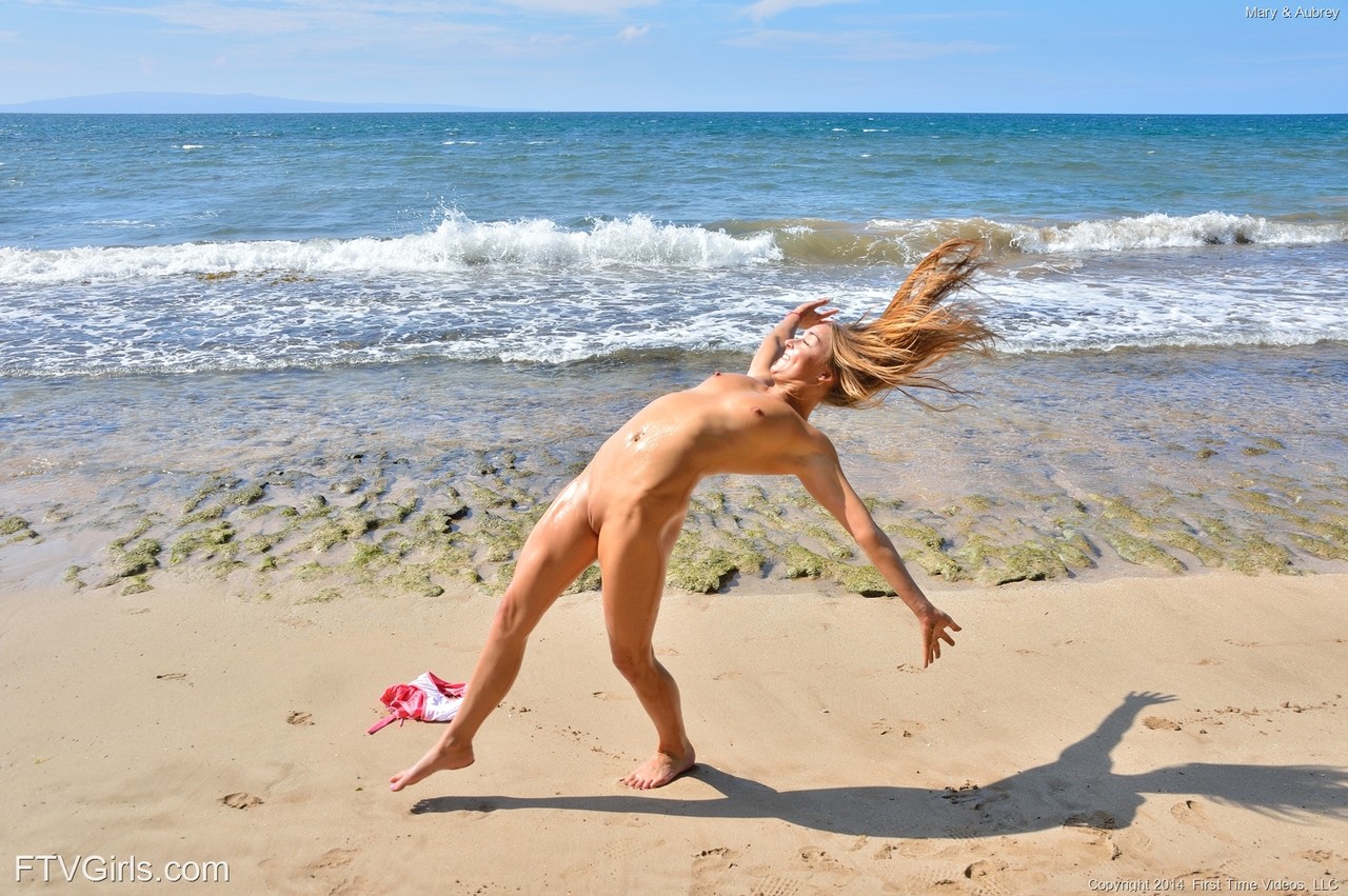 Smoking hot amateur bikini models Aubrey & Mary get nude on the sandy beach porno fotoğrafı #424274336