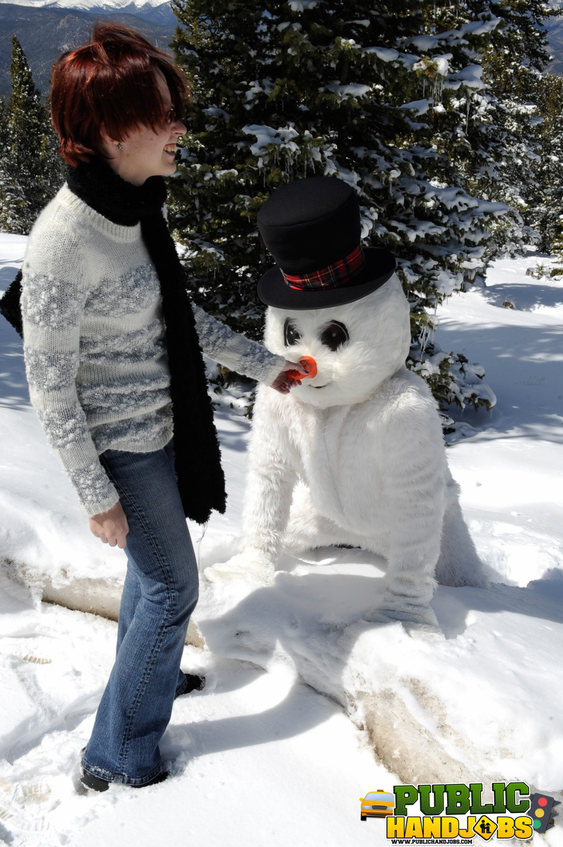 Naughty redhead Brandi de Lafey gives a snowman a CFNM handjob in the woods Porno-Foto #422743161