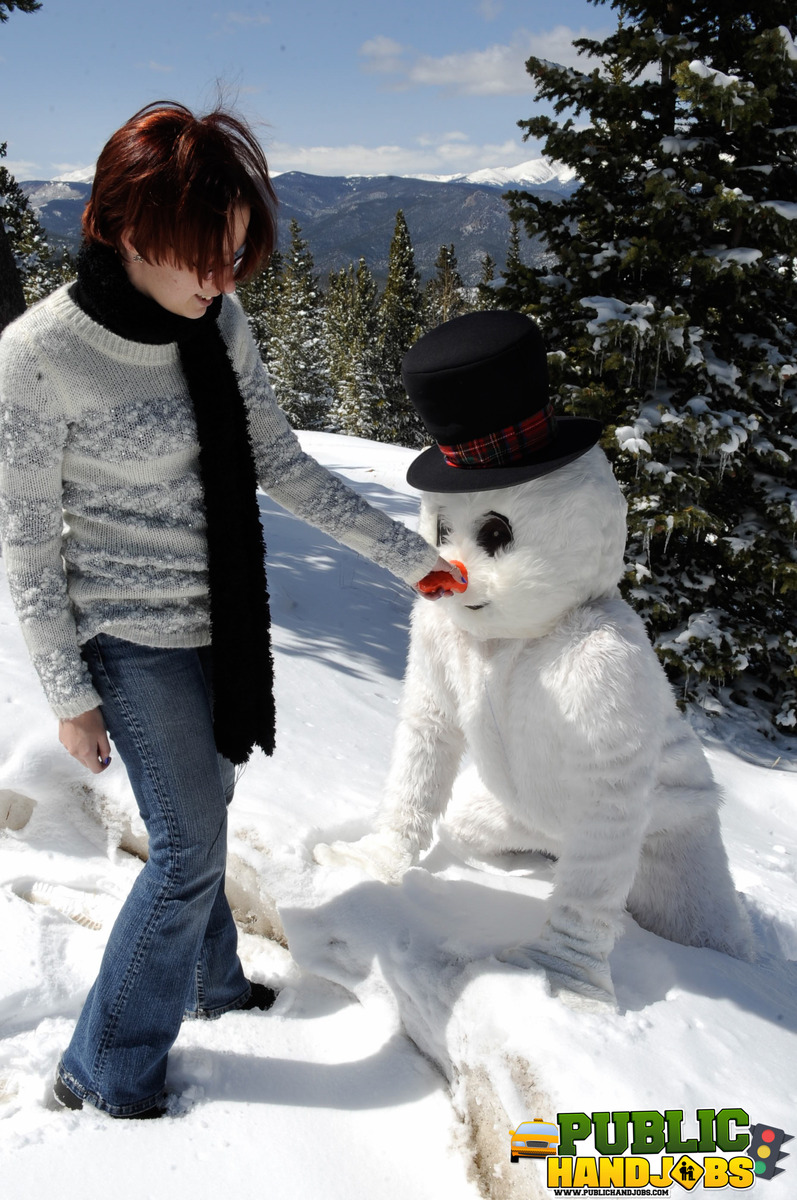 Naughty redhead Brandi de Lafey gives a snowman a CFNM handjob in the woods Porno-Foto #422743163