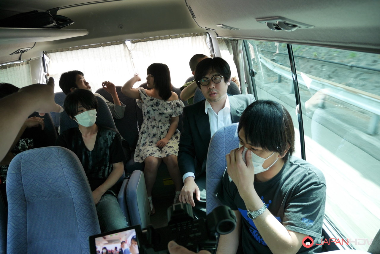 Naughty Japanese babe Tsuna Kimura blows of group of men on the bus foto porno #426008088