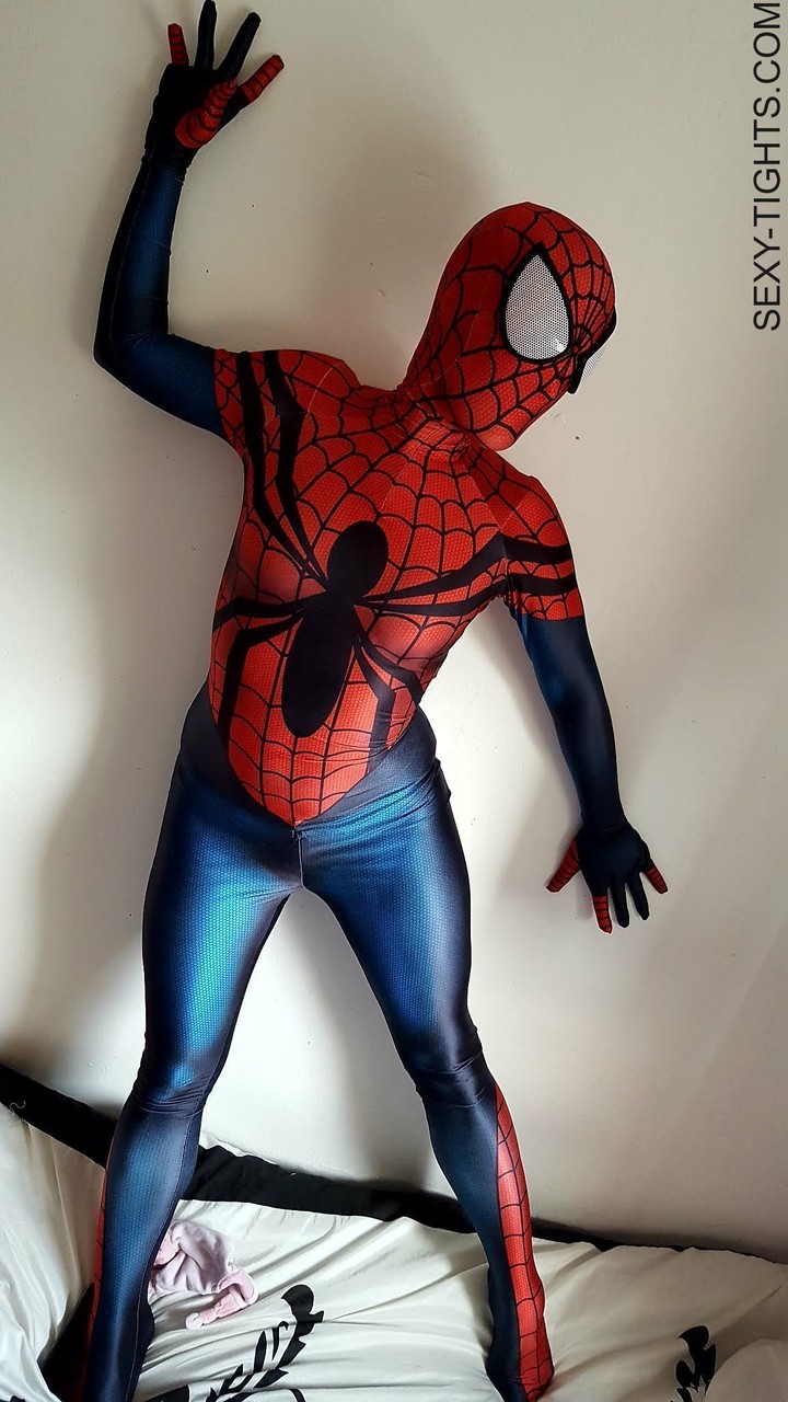 Cosplayer shows off her tight booty in a Spiderman costume on her bed zdjęcie porno #422703658