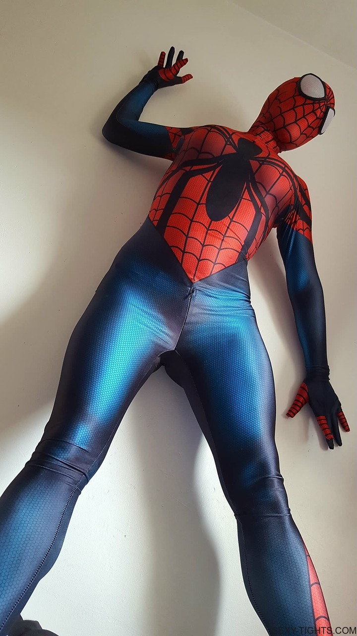Cosplayer shows off her tight booty in a Spiderman costume on her bed Porno-Foto #422703671