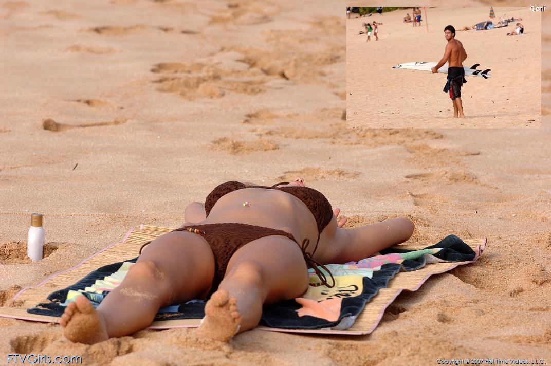 Sexy bikini model Carli removes her top & shows her natural boobs at the beach foto porno #423804452