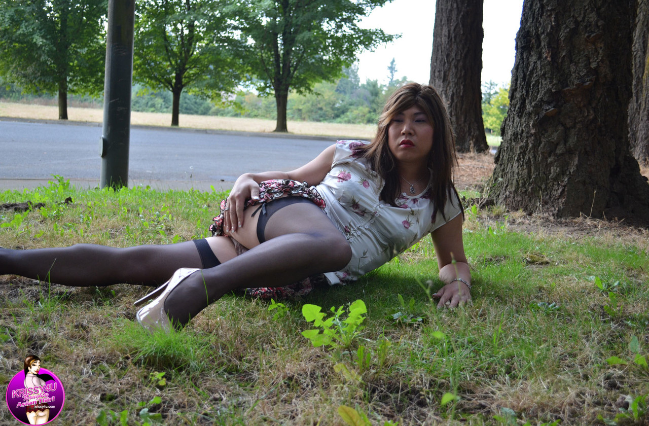 Bootylicious Asian shemale masturbating in the park near the roadway foto pornográfica #427647608