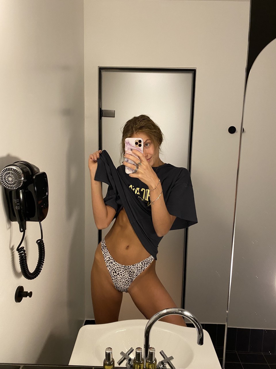 Skinny babe takes nude selfies showing her tiny tits and her tight ass foto porno #423874980 | OnlyFans JasminJass Pics, Homemade, porno mobile