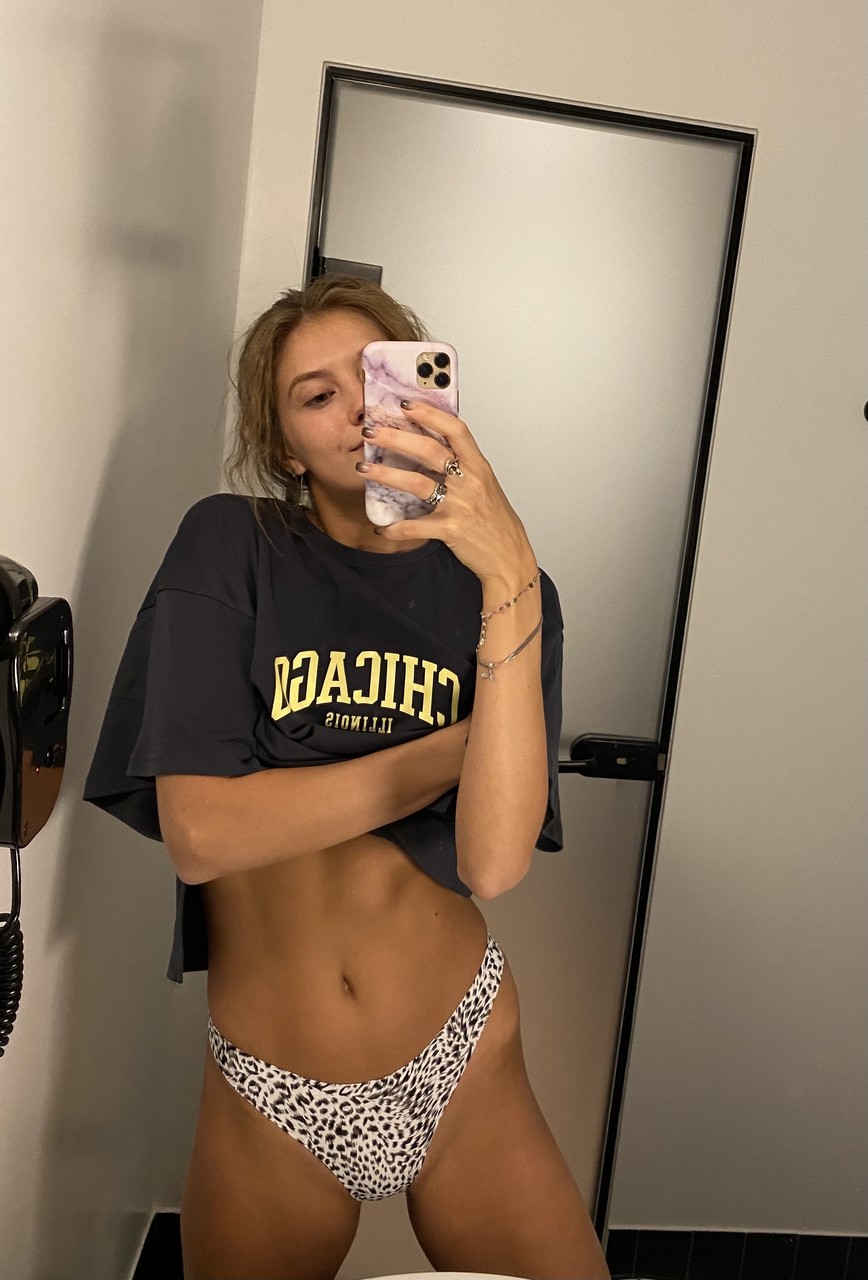 Skinny babe takes nude selfies showing her tiny tits and her tight ass 色情照片 #423874981 | OnlyFans JasminJass Pics, Homemade, 手机色情