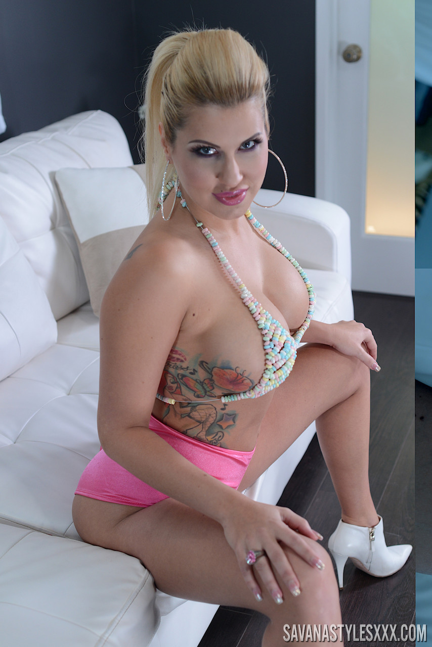 Curvaceous MILF Savana Styles reveals her huge bosom & fake ass before toying foto pornográfica #423786704 | Pornstar Platinum Pics, Savana Styles, Fake Tits, pornografia móvel