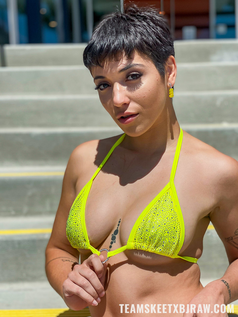 Hot Milf Brooklyn Gray Teases In A Bikini Gives Her Man Some Oral Pleasure