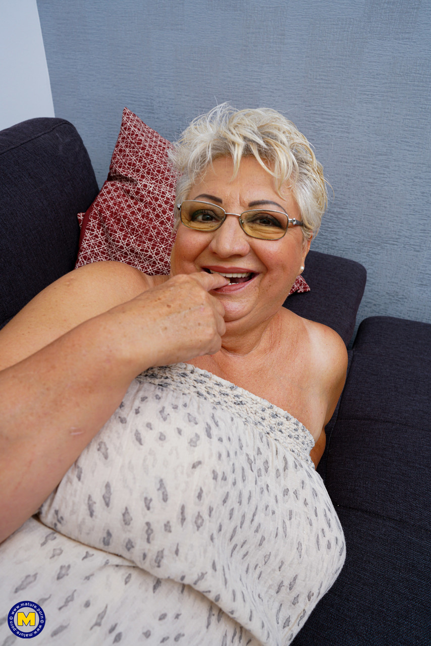 Fat blonde granny Babet shows her undies while teen Diane Chrystall poses foto porno #425489882