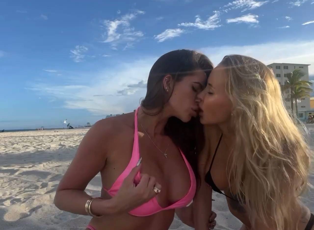 Onlyfans Hottie Victoria Broshkina Making Out With Her Lesbian Girlfriend