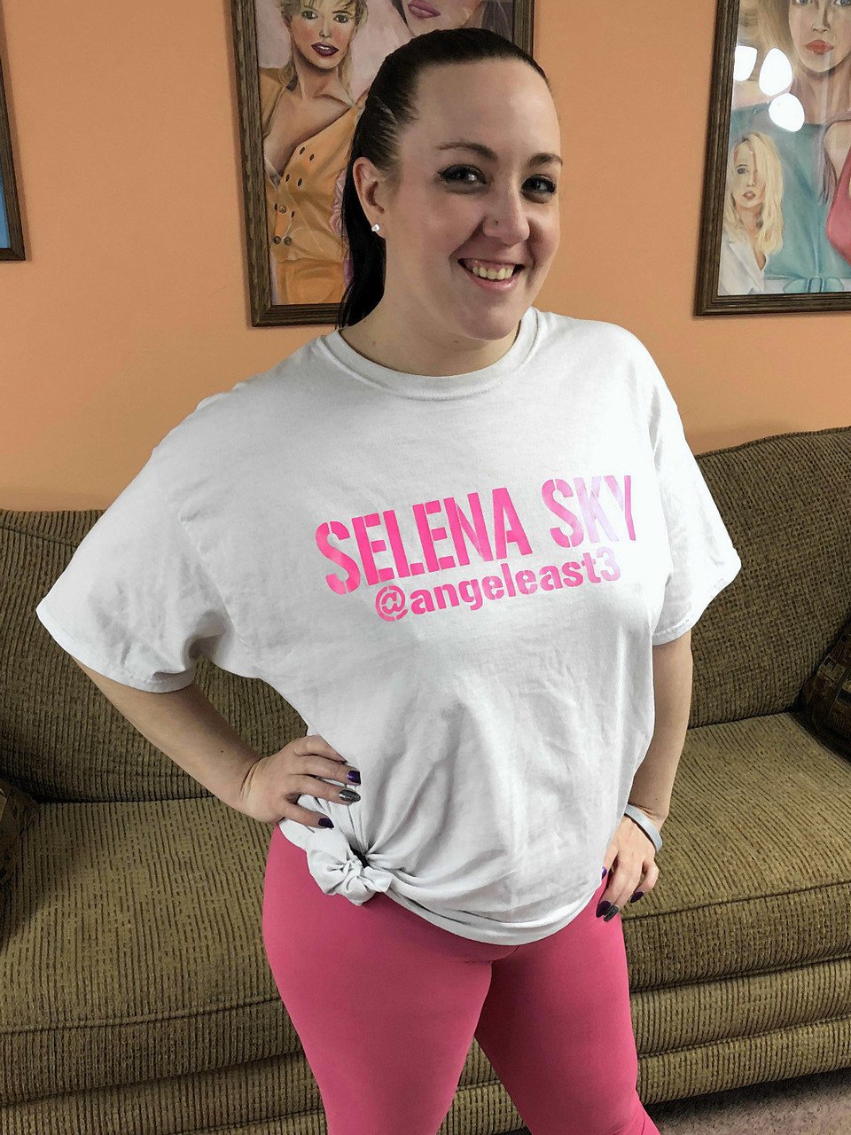In her free time as a housewife, Selena Sky toys with herself and wears leggings through an amateur solo adventure.